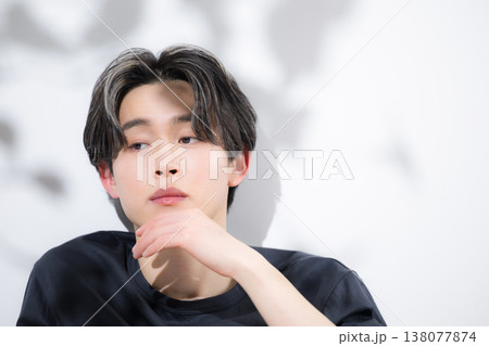 若い男性のお洒落な美容や透明感のあるビューティーイメージクローズアップ 138077874