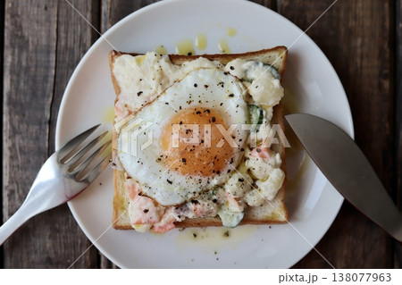 オリーブオイルをかけたポテトサラダと目玉焼きのオープンサンド オリーブオイルをかけたポテトサラダと目玉焼きのオープンサンド 138077963