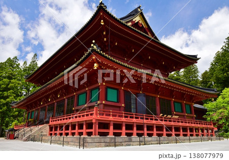 青空に映える日光山輪王寺・三仏堂　 138077979