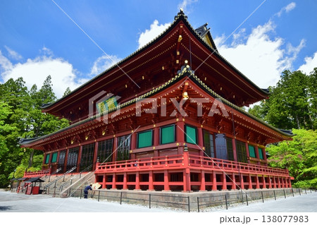 青空に映える日光山輪王寺・三仏堂　 138077983