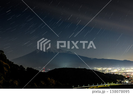 富士山と星の軌跡 夜景と街明かりのパノラマ 富士山と星の軌跡 夜景と街明かりのパノラマ 138078095