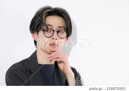 眼鏡（サングラス）が似合うカッコイイハンサムな美容やビューティーイメージの若い男性 138078261