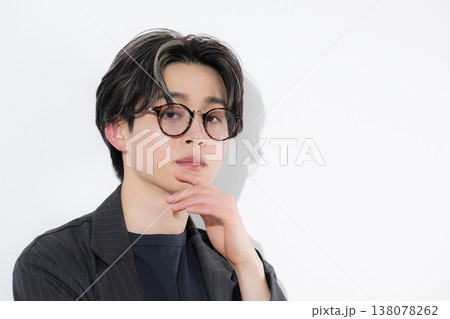 眼鏡（サングラス）が似合うカッコイイハンサムな美容やビューティーイメージの若い男性 138078262