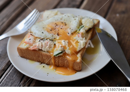 ポテトサラダとトロトロ目玉焼きのオープンサンド 138078468
