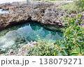 岩場に広がる透明な潮だまりの風景 138079271