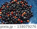 青い背景に広がるトゥスピャ（シマヤマヒハツ）の実 138079276