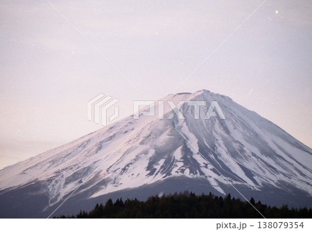 春の柔らい日差しをあびる「富士山」 138079354