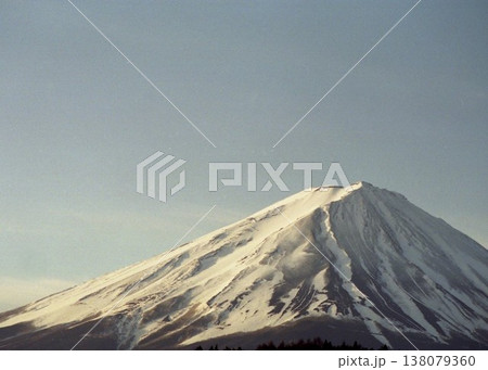 快晴の午後から陽射しを浴びる「富士山」 138079360