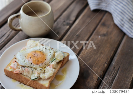 オリーブオイルをかけたポテトサラダと目玉焼きのオープンサンドとソイラテ オリーブオイルをかけたポテトサラダと目玉焼きのオープンサンドとソイラテ 138079484