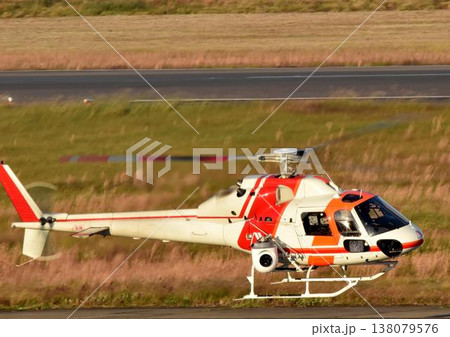 離陸するヘリコプター (ユーロコプター エキュレイユ 2 AS355 ) 離陸するヘリコプター (ユーロコプター エキュレイユ 2 AS355 ) 138079576