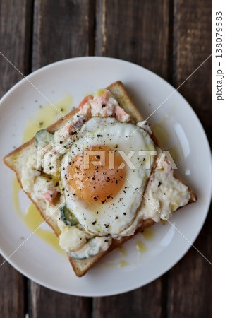 オリーブオイルをかけたポテトサラダと目玉焼きのオープンサンド 138079583
