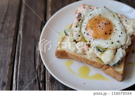 オリーブオイルをかけたポテトサラダと目玉焼きのオープンサンド オリーブオイルをかけたポテトサラダと目玉焼きのオープンサンド 138079584
