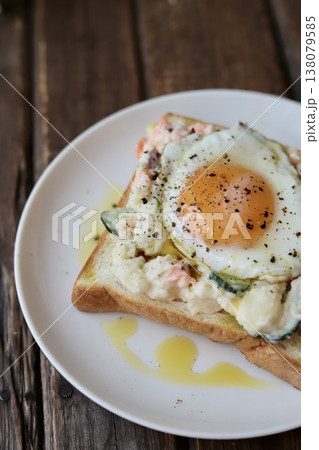 オリーブオイルをかけたポテトサラダと目玉焼きのオープンサンド オリーブオイルをかけたポテトサラダと目玉焼きのオープンサンド 138079585