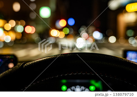運転席から眺める夜の街並みと幻想的な玉ボケの明かり 138079710