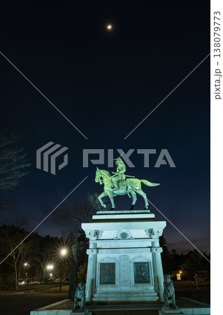 ライトアップの伊達政宗騎馬像 138079773