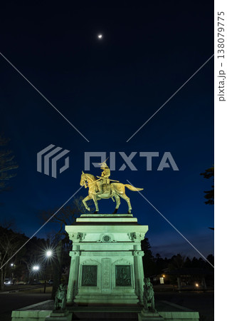 ライトアップの伊達政宗騎馬像 138079775