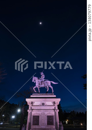 ライトアップの伊達政宗騎馬像 138079779