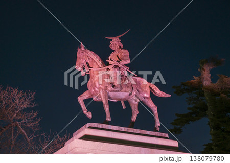 ライトアップの伊達政宗騎馬像 ライトアップの伊達政宗騎馬像 138079780
