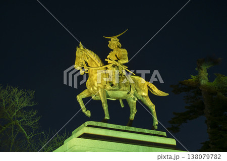 ライトアップの伊達政宗騎馬像 138079782