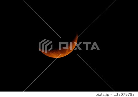 赤い三日月 1200mm超望遠撮影 幻想的な夜空 138079788