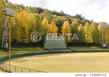 秋色に染まる無人の野球場とスコアボードのある風景 138080129