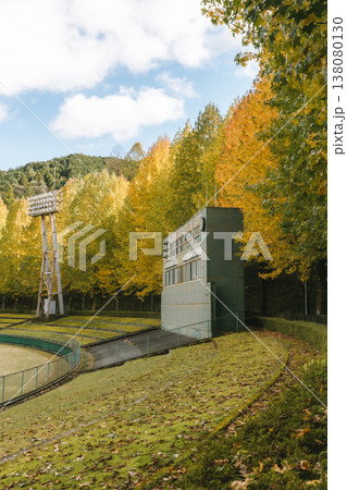 秋色に染まる無人の野球場とスコアボードのある風景 138080130