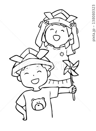 折り紙の兜を被った笑顔の男の子と女の子_線画 折り紙の兜を被った笑顔の男の子と女の子_線画 138080323