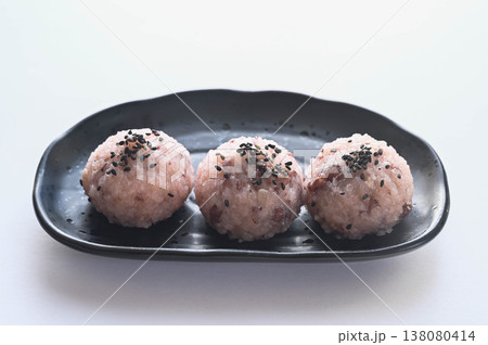 並んだ赤飯おはぎ 138080414