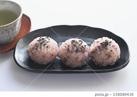 並んだ赤飯おはぎ 並んだ赤飯おはぎ 138080416