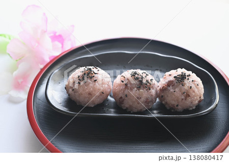並んだ赤飯おはぎ 138080417