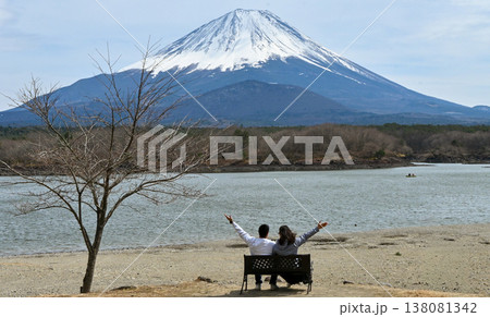 富士山と湖を眺めるカップル 後ろ姿と絶景の風景 富士山と湖を眺めるカップル 後ろ姿と絶景の風景 138081342