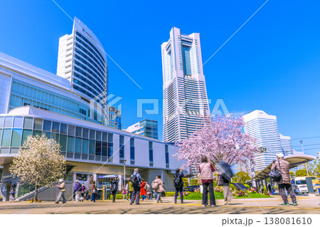 日本の横浜都市景観3月24日。エアキャビンの桜木町駅や横浜ランドマークタワー、満開の桜、花などを望む 日本の横浜都市景観3月24日。エアキャビンの桜木町駅や横浜ランドマークタワー、満開の桜、花などを望む 138081610