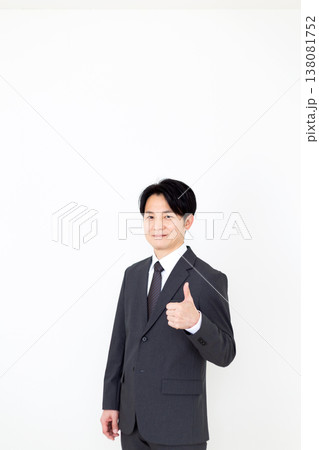 サムズアップをするミドル男性ビジネスマン 138081752