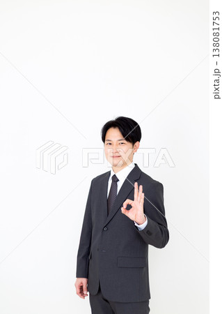 丸のポーズをするミドル男性ビジネスマン 138081753