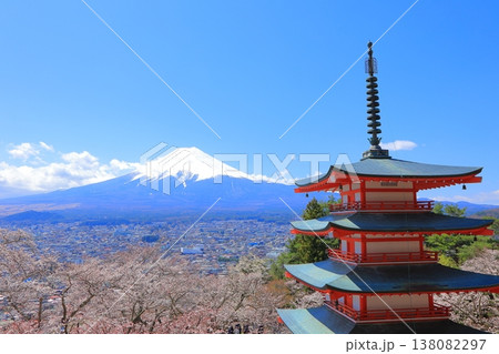 山梨県 新倉山浅間神社 忠霊塔 富士山と桜 2025 春 138082297