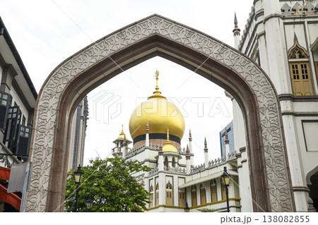 Building view of the Sultan Mosque and beautiful granite arches at Muscat Street in Kampong Glam, Singapore. 138082855