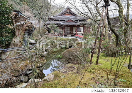 京都市大原にある寂光院の境内の風景 京都市大原にある寂光院の境内の風景 138082967