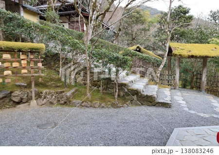 京都市大原にある寂光院の境内の風景 京都市大原にある寂光院の境内の風景 138083246
