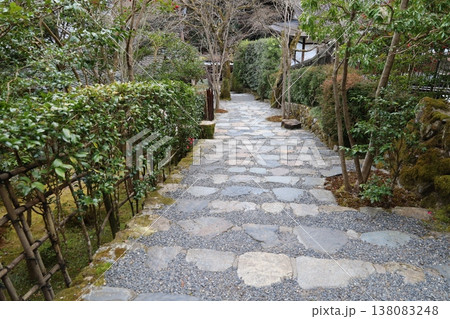 京都市大原にある寂光院の境内への入り口門の風景 京都市大原にある寂光院の境内への入り口門の風景 138083248