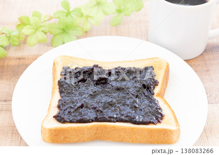 美味しいブルーベリージャムトーストとホットコーヒー 138083266