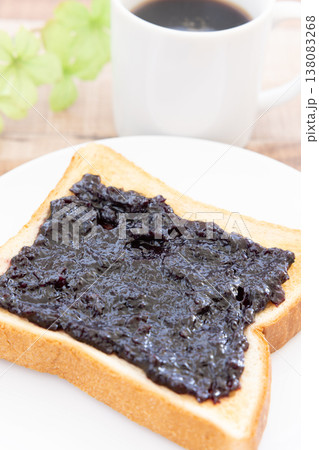 美味しいブルーベリージャムトーストとホットコーヒー 138083268