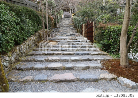京都市大原にある寂光院の境内への入り口門の風景 京都市大原にある寂光院の境内への入り口門の風景 138083308