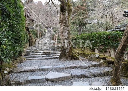 京都市大原にある寂光院の境内への入り口門の風景 京都市大原にある寂光院の境内への入り口門の風景 138083365