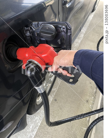 ガソリンスタンドで給油をする男性の手元 138083696