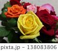 花瓶に生けた色とりどりのバラの花 138083806