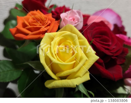 花瓶に生けた色とりどりのバラの花 花瓶に生けた色とりどりのバラの花 138083806
