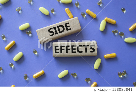 Side Effects symbol. Wooden blocks with words Side Effects. Beautiful purple background with pills. Medicine and Side Effects concept. Copy space. 138083841