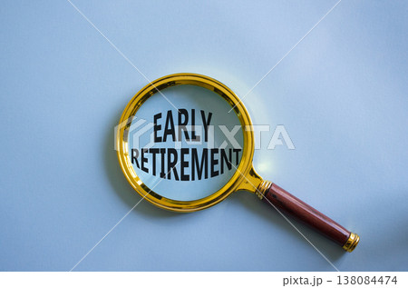 Early Retirement symbol. Magnifying Glass with words Early Retirement. Beautiful blue background. Business and Early Retirement concept. Copy space. 138084474