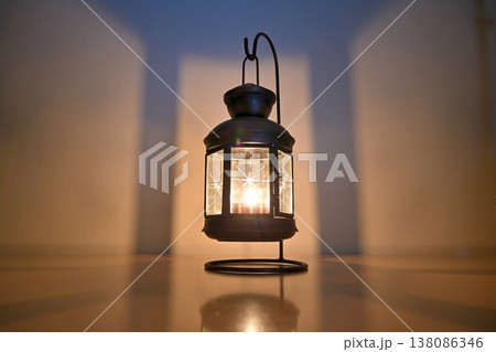 部屋に灯るランタン 138086346