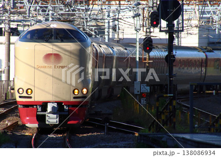 朝ラッシュ前の大船駅を通過する寝台特急サンライズ瀬戸・出雲号 138086934